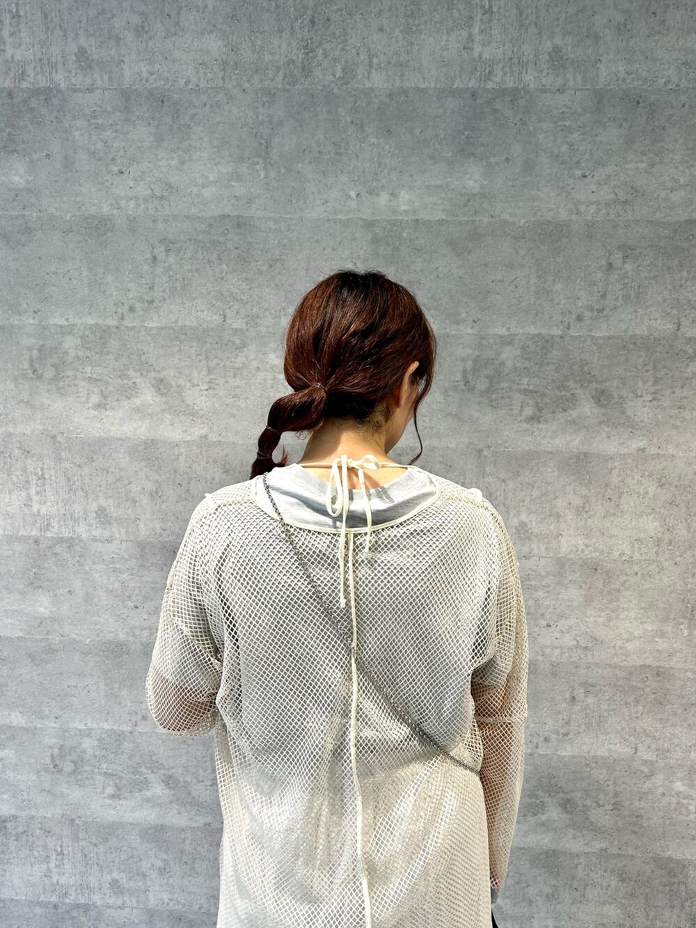 ホワイト系のTシャツ/カットソー、ホワイト系のスカート、グレー系のTシャツ/カットソーを着用したレディースの春コーディネートの3枚目の写真