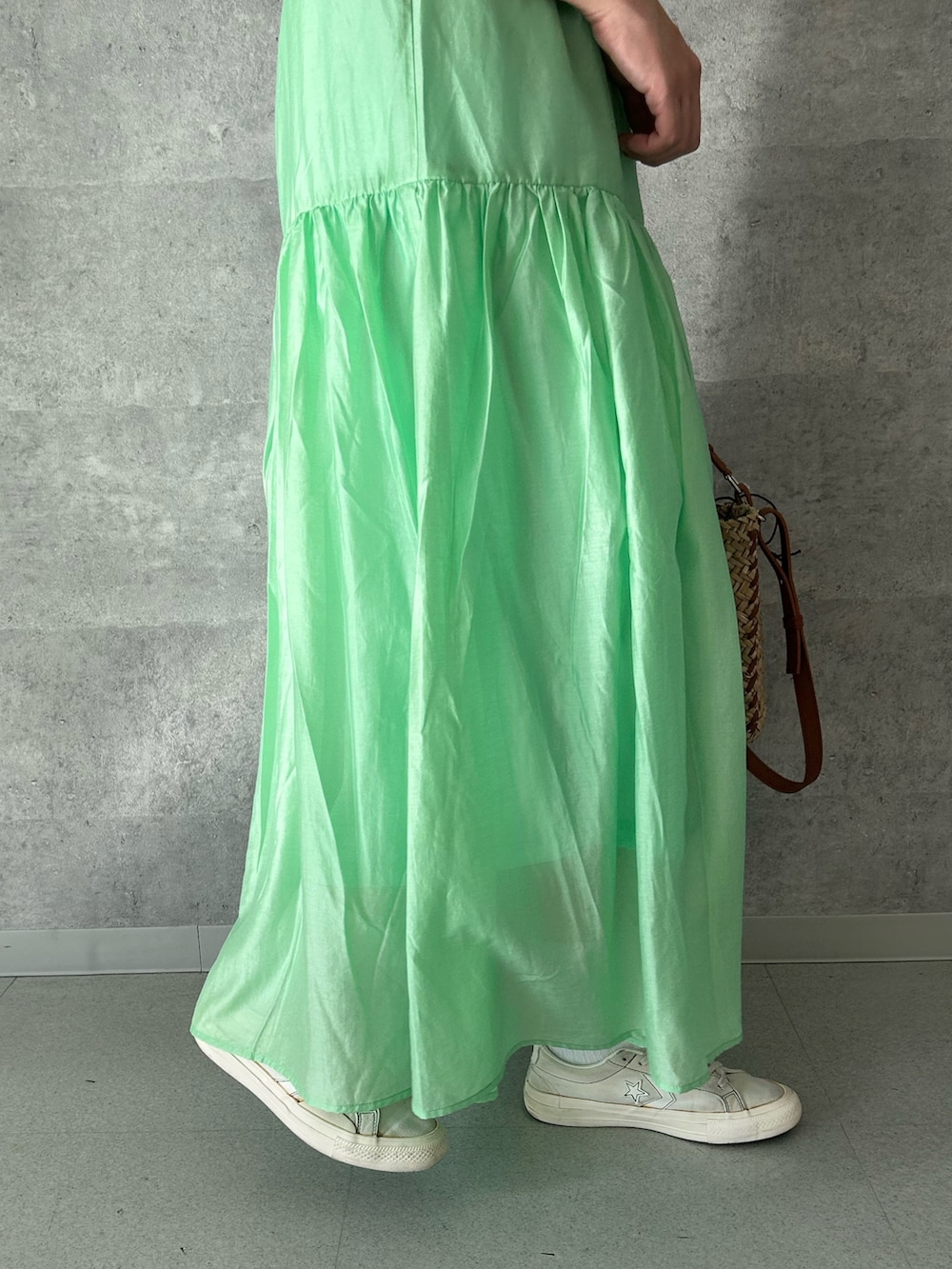 ブラック系のシャツ/ブラウス、グリーン系のスカート、イエロー系のショルダーバッグを着用したレディースの春コーディネートの3枚目の写真