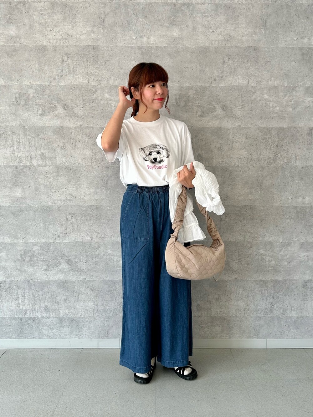 ホワイト系のシャツ/ブラウス、ホワイト系のTシャツ/カットソー、ブルー系のその他パンツを着用したレディースの夏コーディネートの3枚目の写真