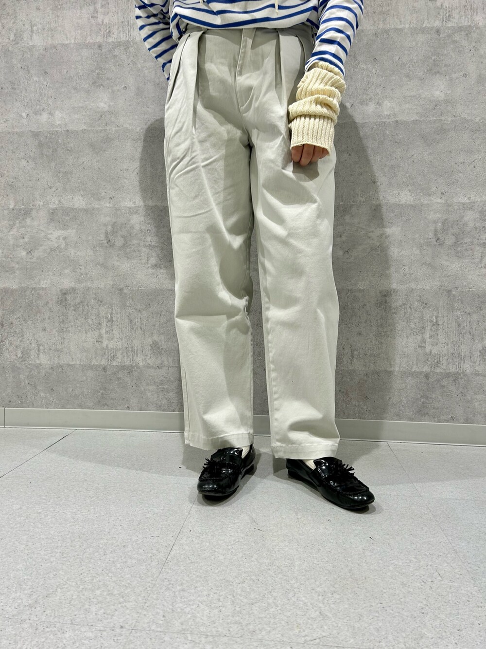 ブルー系のTシャツ/カットソー、ベージュ系のその他パンツ、ブルー系のテーラードジャケットを着用したレディースの冬コーディネートの4枚目の写真