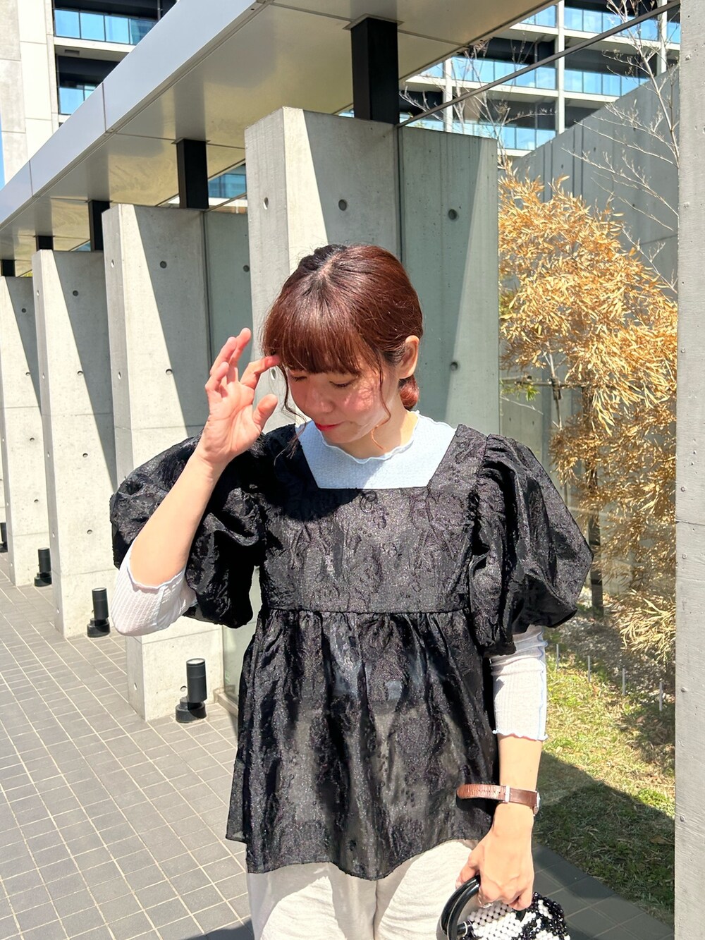 ブラック系のシャツ/ブラウス、ベージュ系のその他パンツ、ブルー系のTシャツ/カットソーを着用したレディースの春コーディネートの2枚目の写真