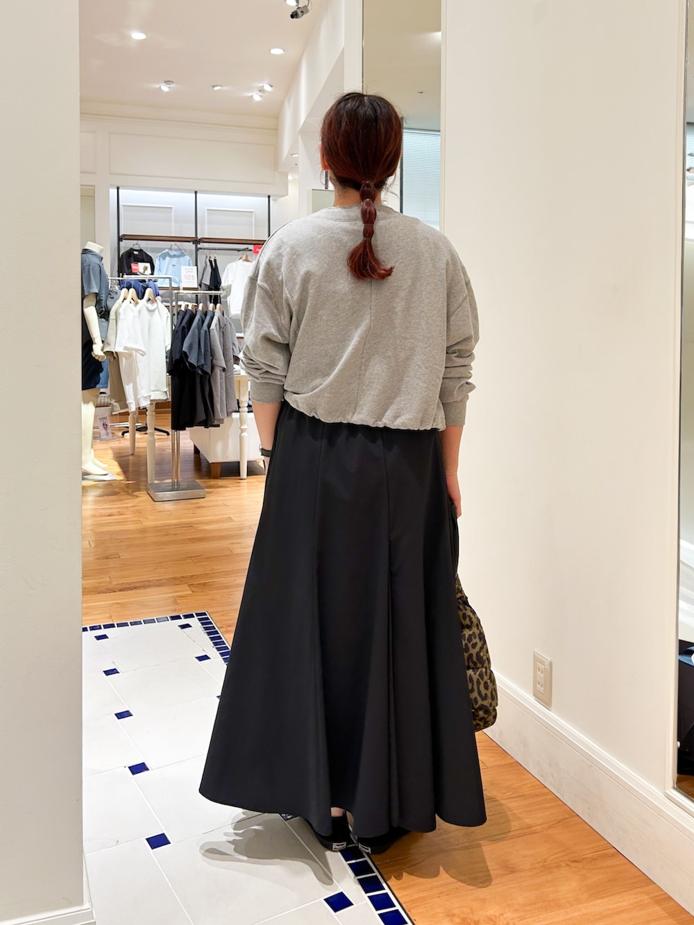 グレー系のブルゾン、ホワイト系のTシャツ/カットソー、ブラウン系のショルダーバッグを着用したレディースの夏コーディネートの4枚目の写真