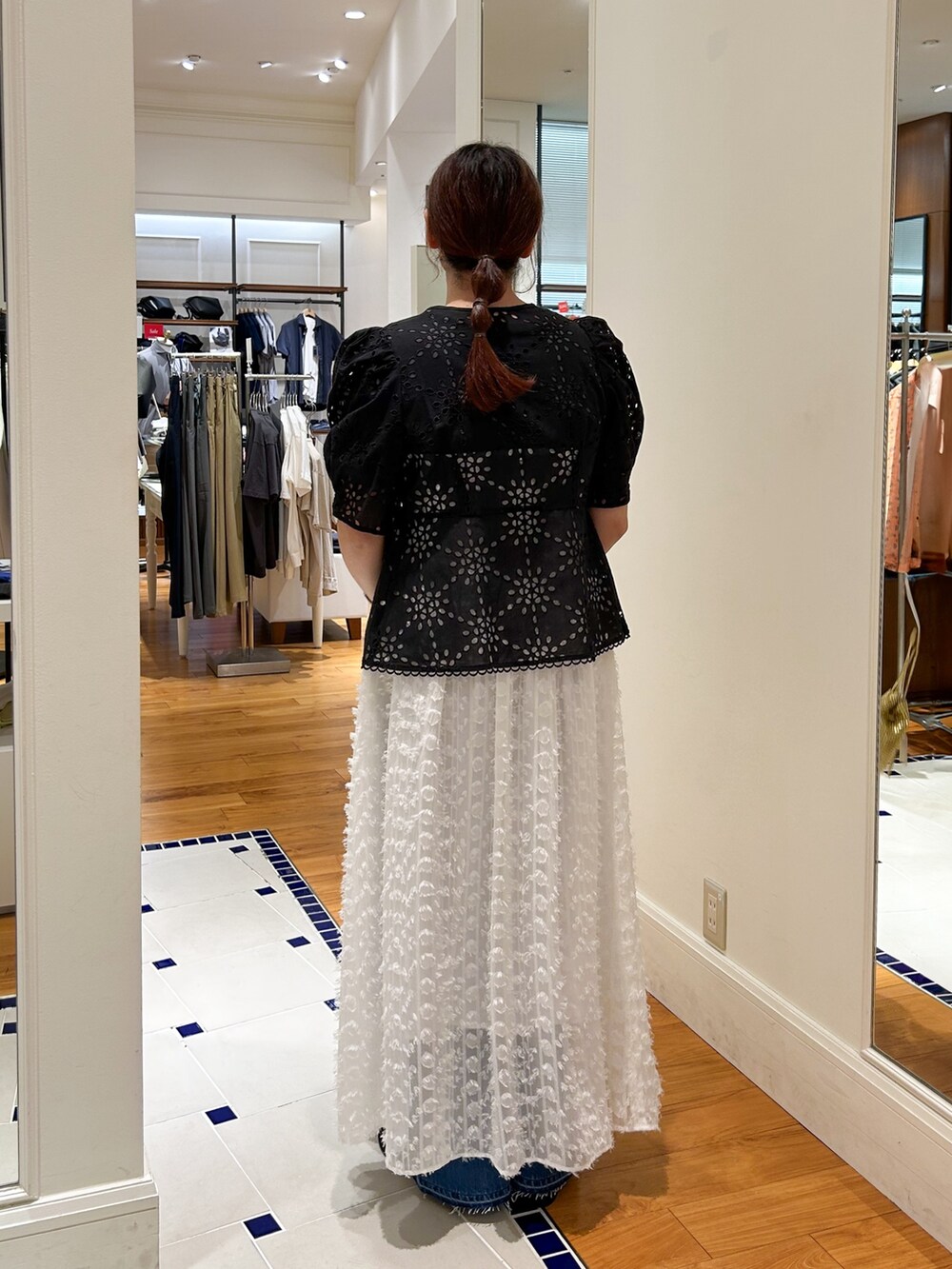 ブラック系のサンダル、ブラック系のシャツ/ブラウス、グレー系のTシャツ/カットソーを着用したレディースの夏コーディネートの4枚目の写真