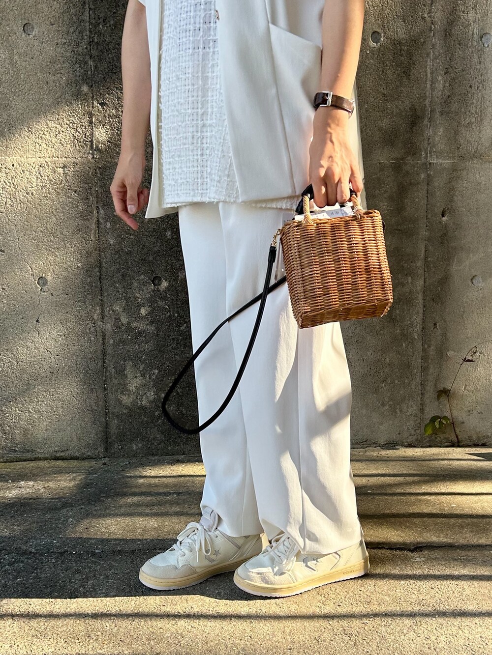 ホワイト系のTシャツ/カットソー、ホワイト系のシャツ/ブラウス、ホワイト系のその他パンツを着用したレディースの春コーディネートの4枚目の写真