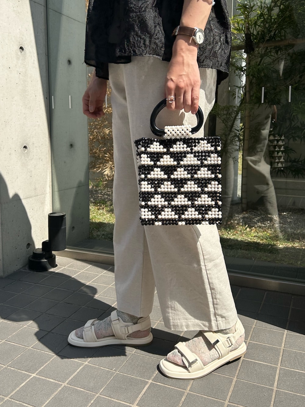 ブラック系のシャツ/ブラウス、ベージュ系のその他パンツ、ブルー系のTシャツ/カットソーを着用したレディースの春コーディネートの4枚目の写真