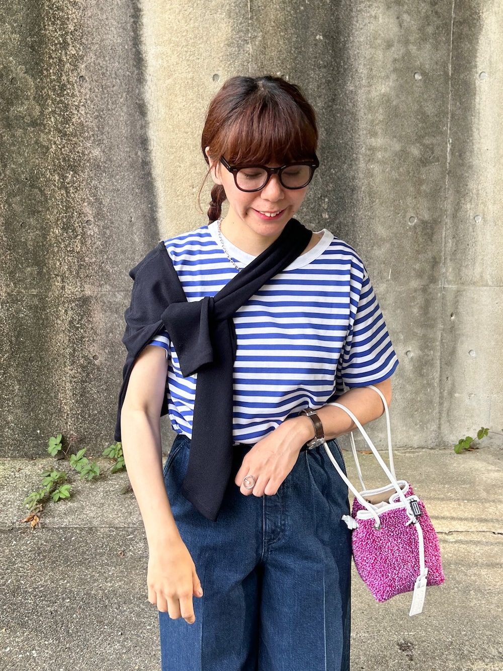 ブルー系のTシャツ/カットソー、ブラック系のカーディガン/ボレロ、ブルー系のデニムパンツを着用したレディースの春コーディネートの3枚目の写真