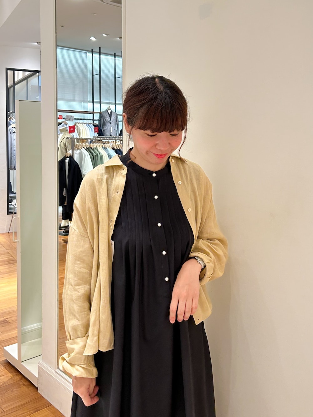 グレー系のデニムパンツ、ベージュ系のシャツ/ブラウス、ブラック系のシャツワンピースを着用したレディースの夏コーディネートの3枚目の写真