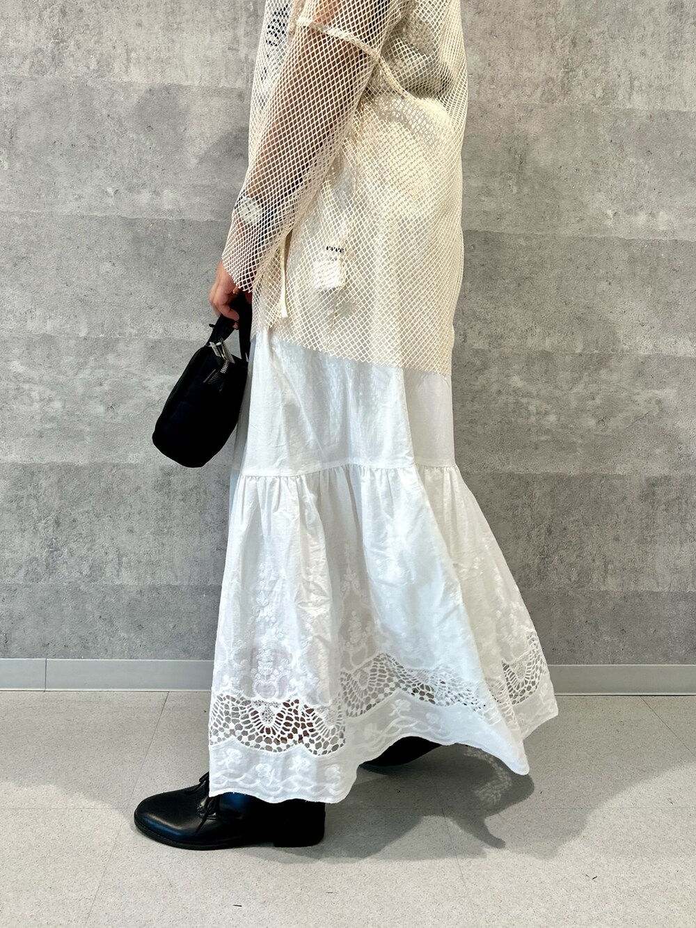 ホワイト系のTシャツ/カットソー、ホワイト系のスカート、グレー系のTシャツ/カットソーを着用したレディースの春コーディネートの4枚目の写真