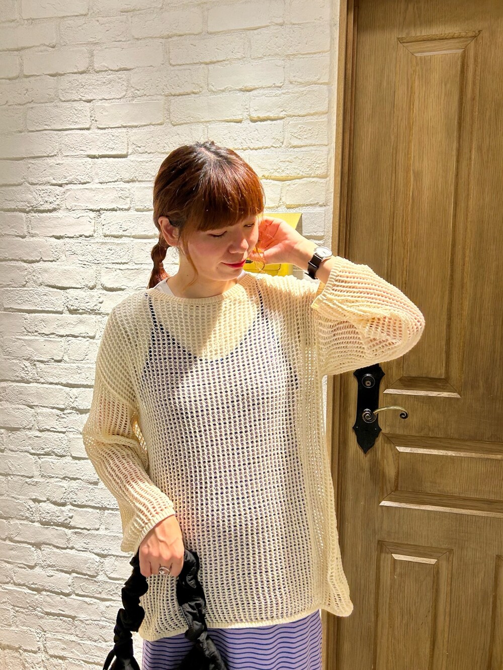 ブラック系のショルダーバッグ、グレー系のTシャツ/カットソー、ホワイト系のニット/セーターを着用したレディースの夏コーディネートの2枚目の写真