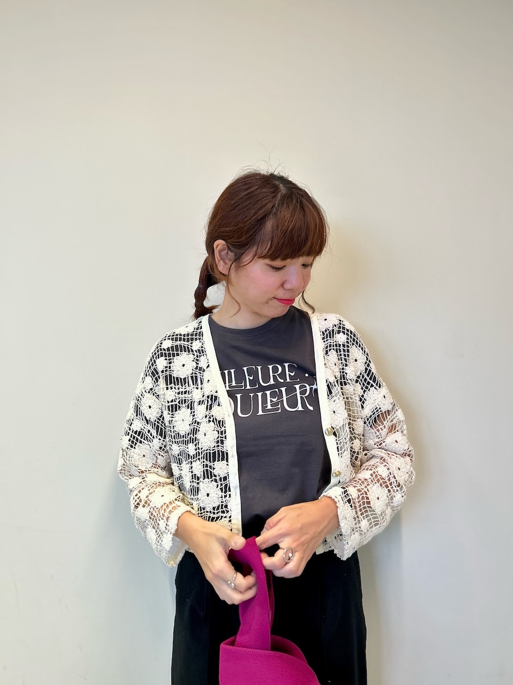 グレー系のTシャツ/カットソー、ホワイト系のカーディガン/ボレロ、ベージュ系のサンダルを着用したレディースの夏コーディネートの2枚目の写真