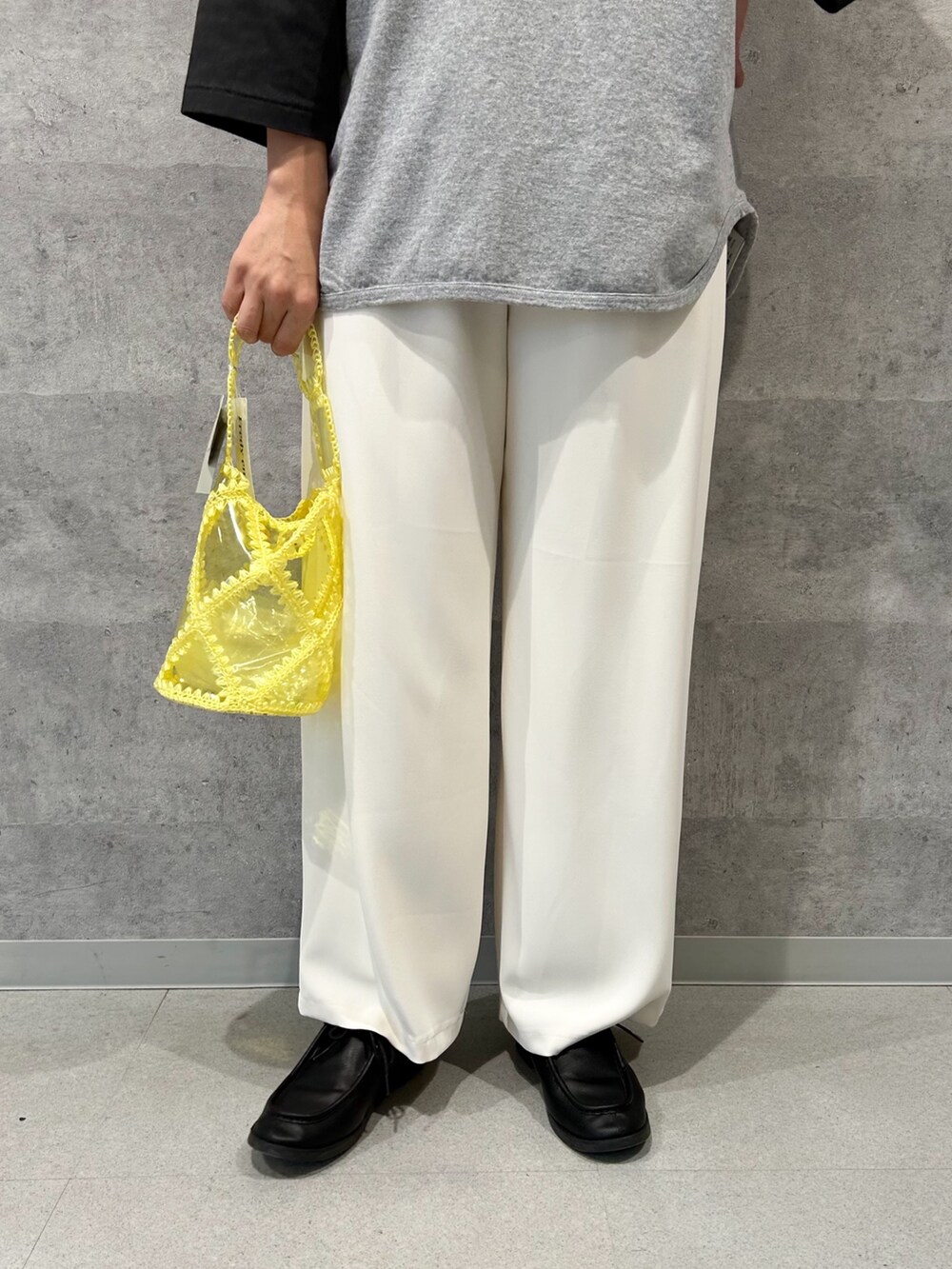 グレー系のTシャツ/カットソー、イエロー系のトートバッグ、ホワイト系のその他パンツを着用したレディースの春コーディネートの3枚目の写真