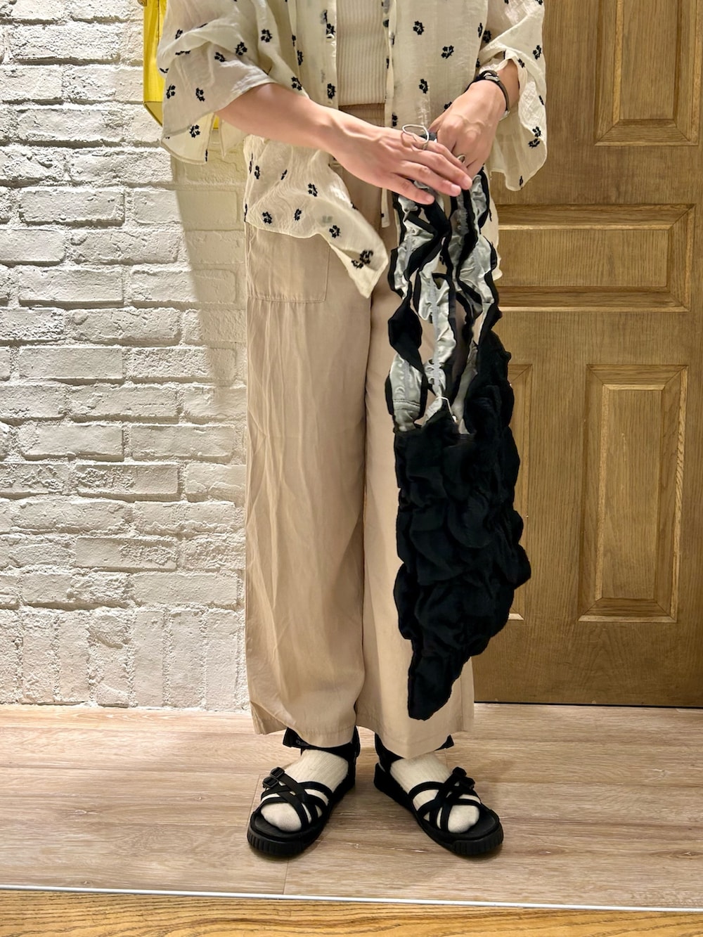 「淡色コーデ、休日コーデ、サンダル、おでかけコーデ、ワイドパンツ、ワントーンコーデ、シャツスタイル、レイヤードスタイル、ホワイトコーデ、FREDY&GLOSTER、casselini、SHAKA、フレディアンドグロスター、キャセリーニ、fredy emue」｜「fredy emueのニットライクテレコタンクトップ（Tシャツ/カットソー、ホワイト系）」を使った、haraponさん（レディース・163cm）の夏コーディネートの3枚目の写真