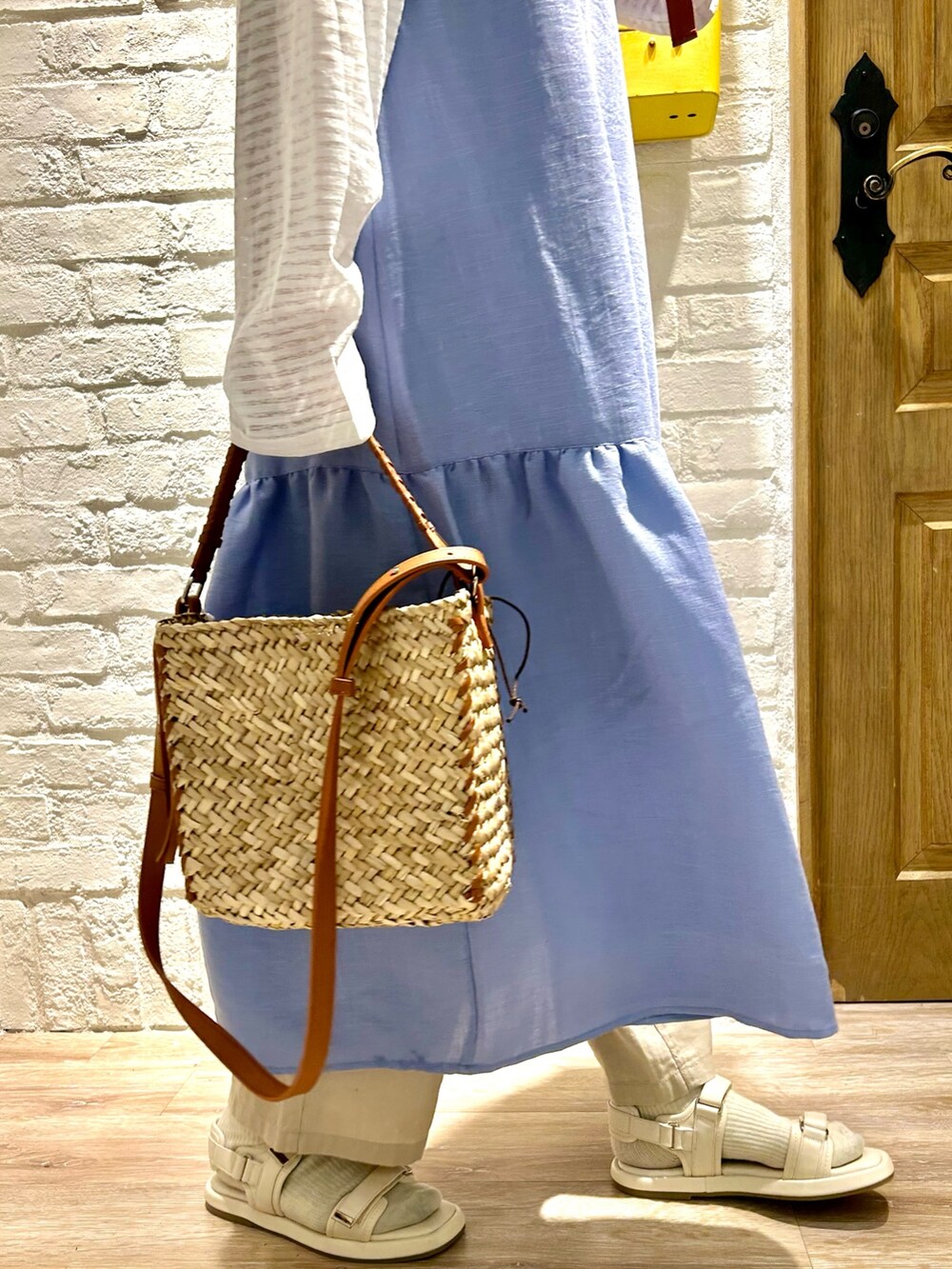 ホワイト系のTシャツ/カットソー、ブルー系のワンピース、イエロー系のショルダーバッグを着用したレディースの春コーディネートの3枚目の写真