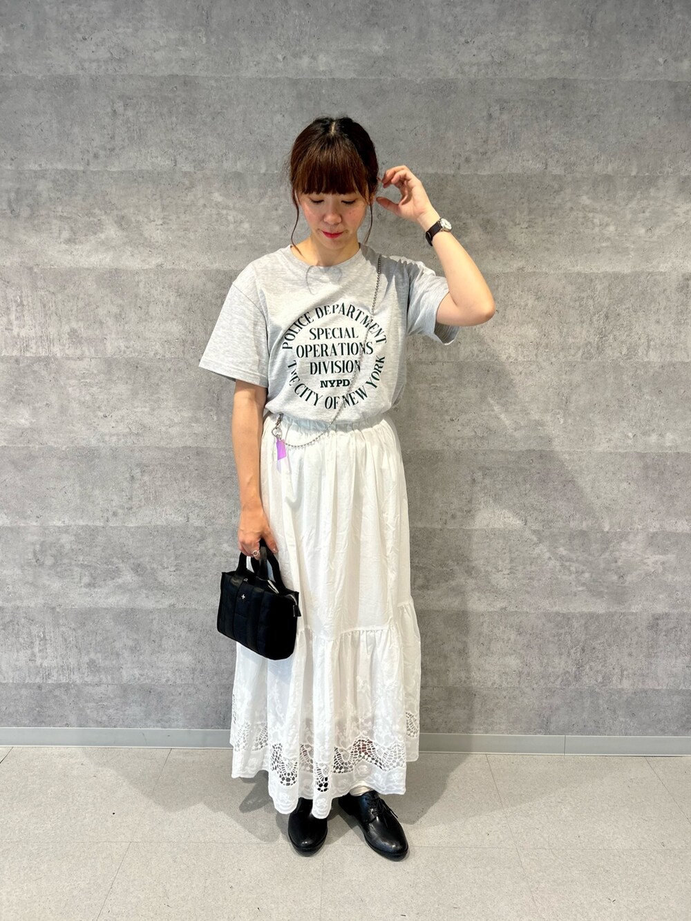 ホワイト系のTシャツ/カットソー、ホワイト系のスカート、グレー系のTシャツ/カットソーを着用したレディースの春コーディネートの2枚目の写真