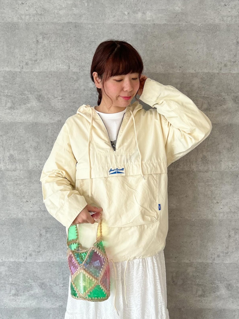 ホワイト系のTシャツ/カットソー、ホワイト系のナイロンジャケット、グレー系のスニーカーを着用したレディースの春コーディネートの2枚目の写真