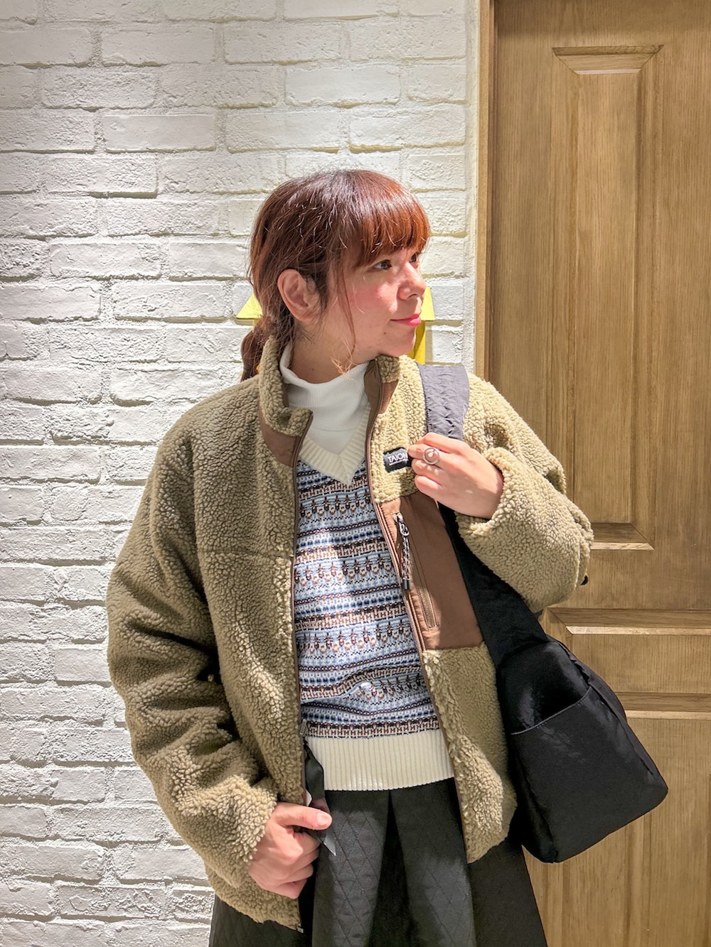 「新星WEARISTAにエントリー、おしゃ見えテクニック、冬アウター、休日スタイル、冬のコーデ、お出かけコーデ、今日のコーデ、スカートコーデ、ニットベスト、ローファー、TAION、GEVACO、FREDY&GLOSTER、ダウンジャケット」｜「fredy emueのフリーアジャストワイドベルトバッグ（ショルダーバッグ、ブラック系）」を使った、haraponさん（レディース・163cm）の冬コーディネートの2枚目の写真