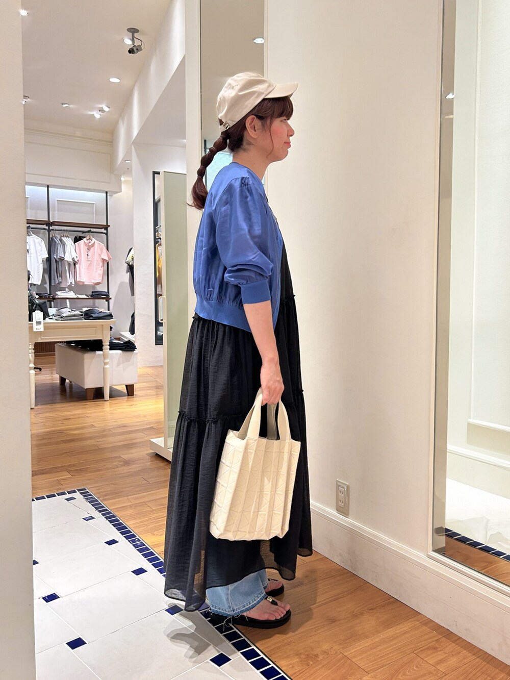 ブルー系のTシャツ/カットソー、ブルー系のカーディガン/ボレロ、ブラック系のワンピースを着用したレディースの夏コーディネートの3枚目の写真