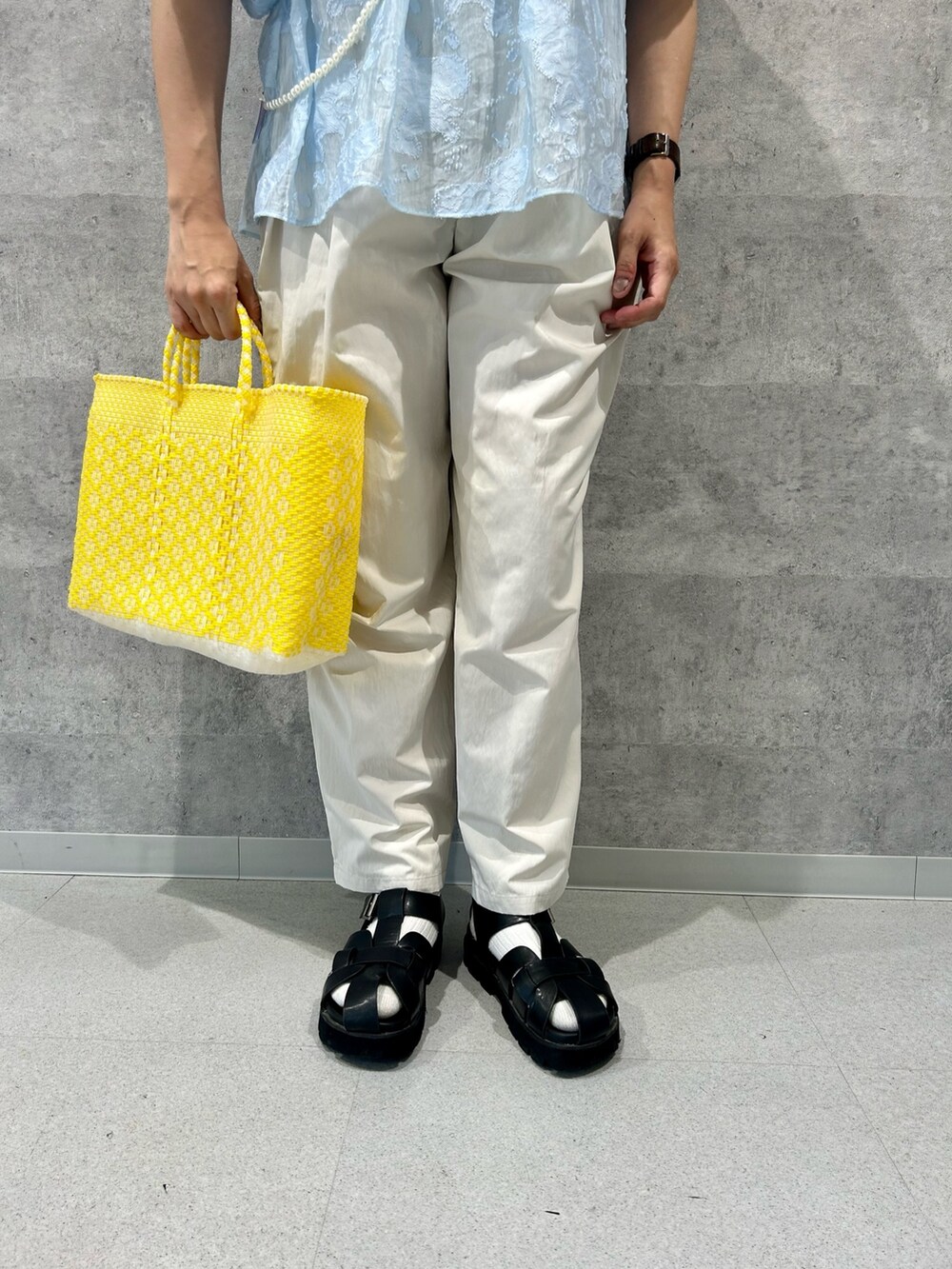 ブルー系のシャツ/ブラウス、ホワイト系のその他パンツ、イエロー系のトートバッグを着用したレディースの春コーディネートの3枚目の写真