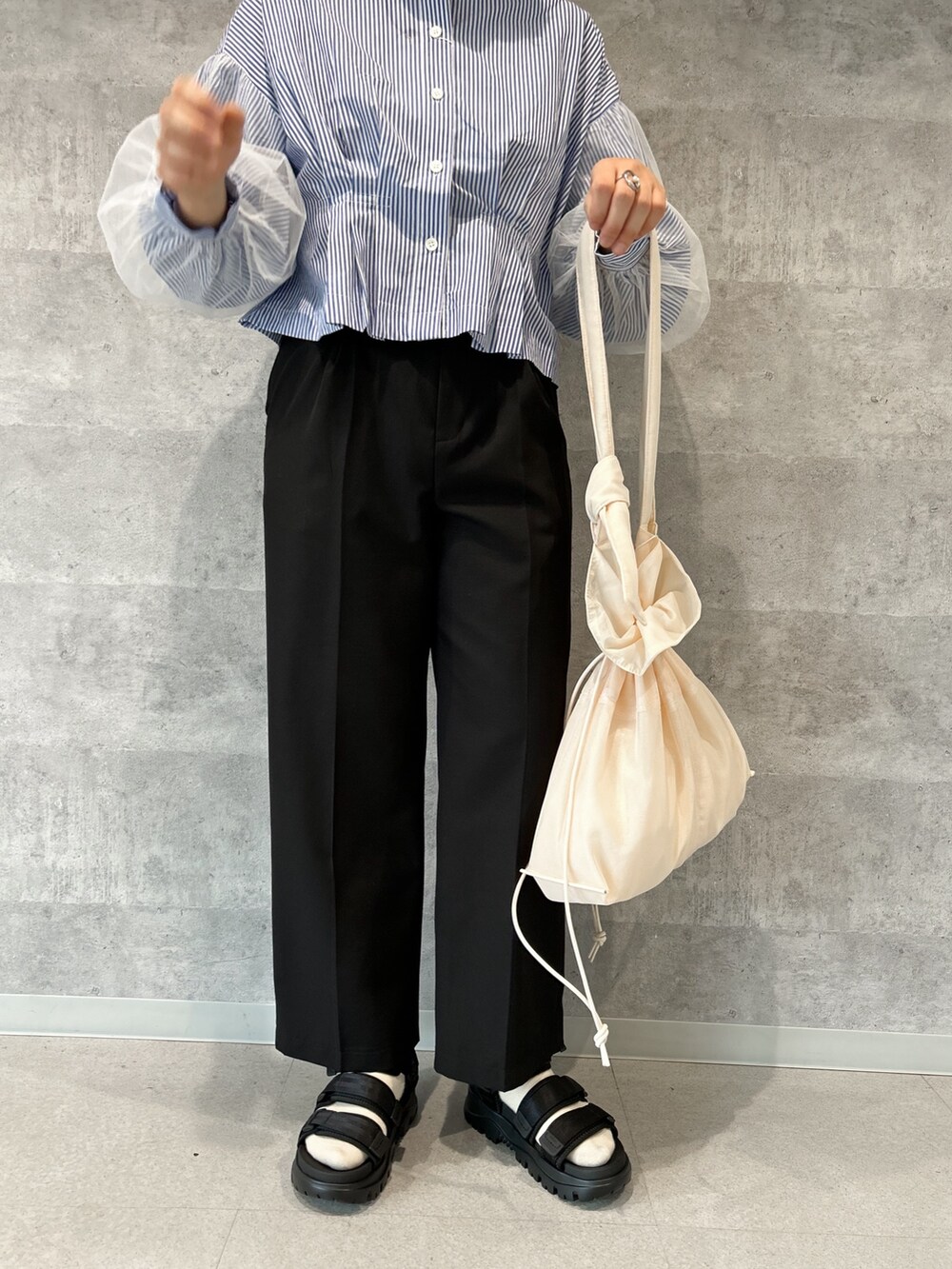 ブルー系のシャツ/ブラウス、ブラック系のその他パンツ、ブラック系のサンダルを着用したレディースの春コーディネートの3枚目の写真