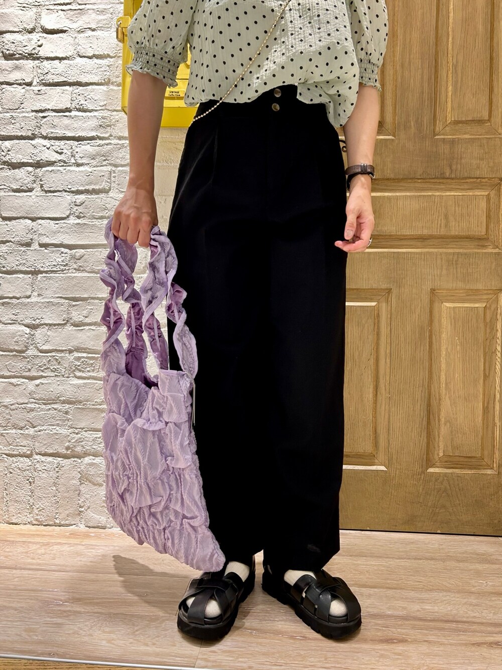 グリーン系のシャツ/ブラウス、ブラック系のスラックス、パープル系のトートバッグを着用したレディースの夏コーディネートの3枚目の写真