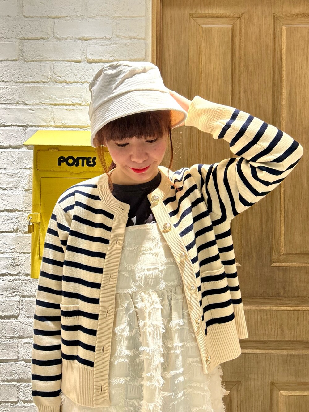 ホワイト系のローファー、ホワイト系のカーディガン/ボレロ、グレー系のTシャツ/カットソーを着用したレディースの秋コーディネートの2枚目の写真