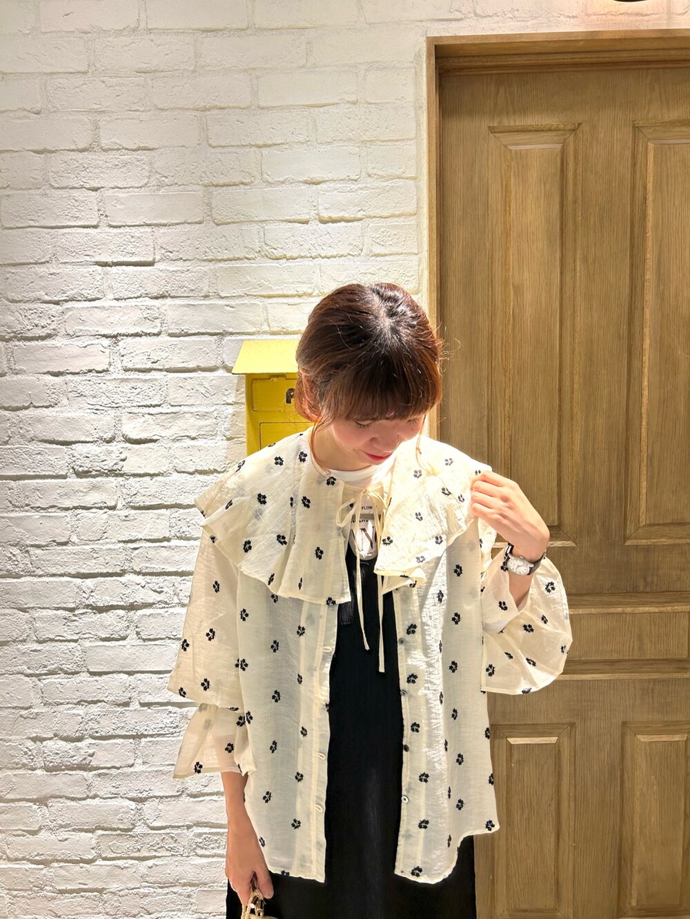 ホワイト系のシャツ/ブラウス、ホワイト系のショルダーバッグ、ホワイト系のTシャツ/カットソーを着用したレディースの夏コーディネートの2枚目の写真