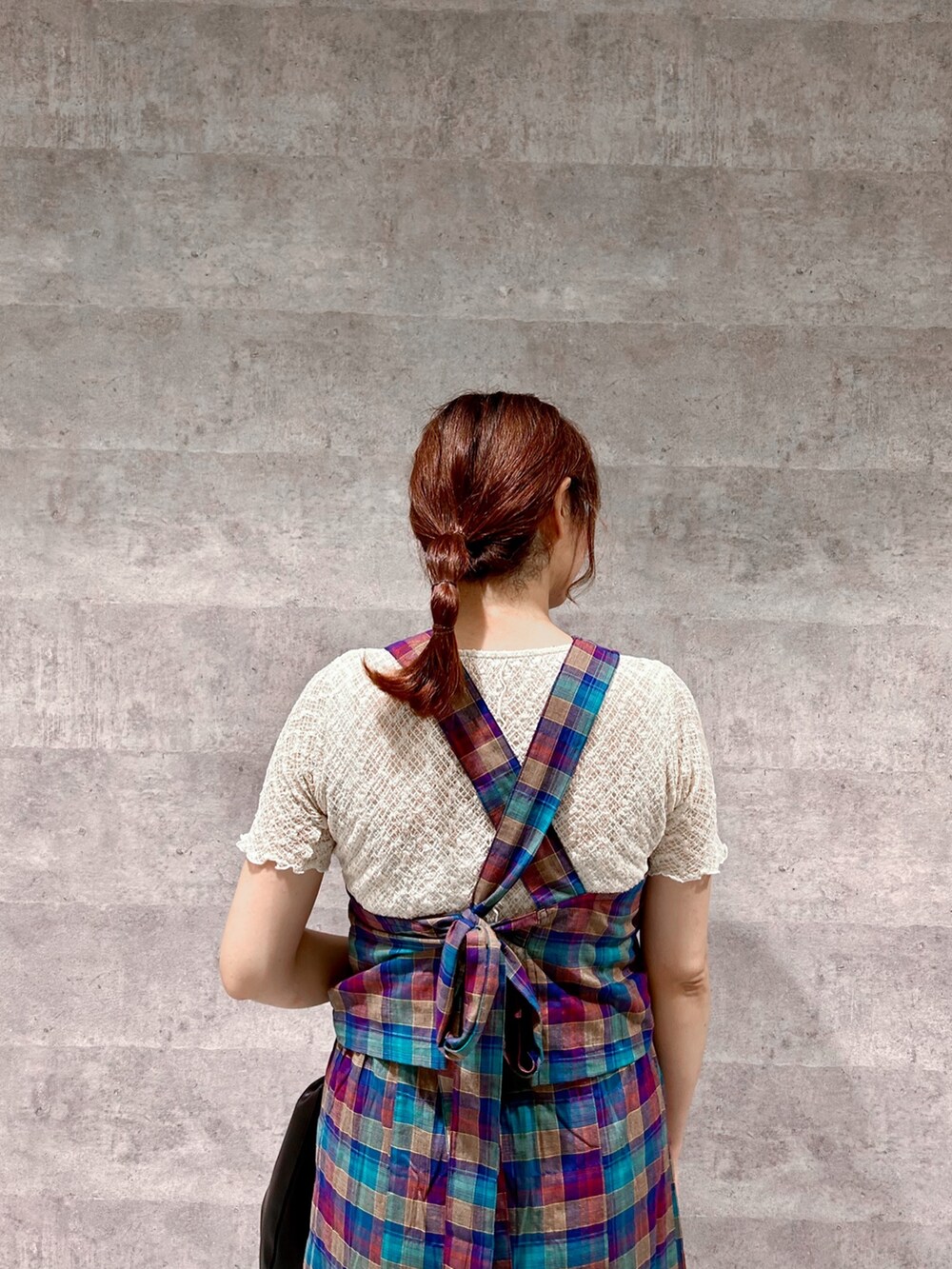 ホワイト系のTシャツ/カットソー、ブルー系のシャツ/ブラウス、ブラック系のボディバッグ/ウエストポーチを着用したレディースの夏コーディネートの2枚目の写真