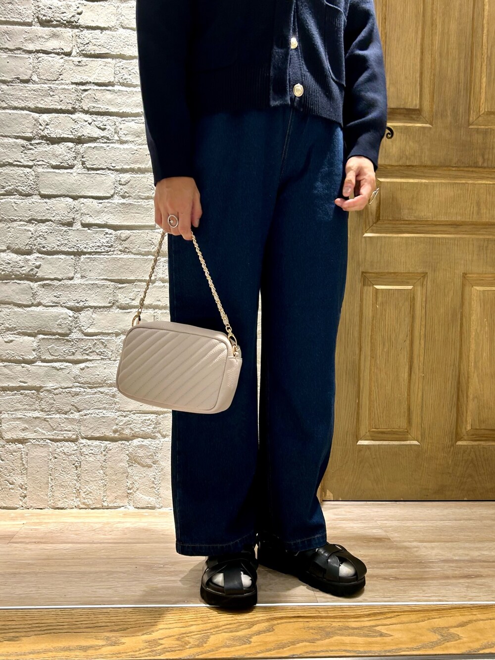 ブルー系のデニムパンツ、ブルー系のカーディガン/ボレロ、ホワイト系のシャツ/ブラウスを着用したレディースの秋コーディネートの4枚目の写真