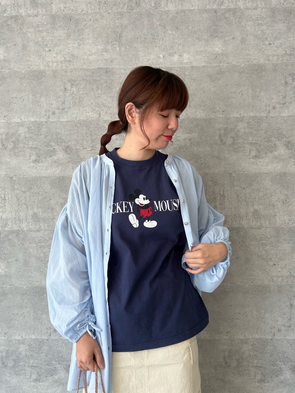 ブルー系のシャツ/ブラウス、ブルー系のTシャツ/カットソー、ホワイト系のスカートを着用したレディースの春コーディネートの2枚目の写真