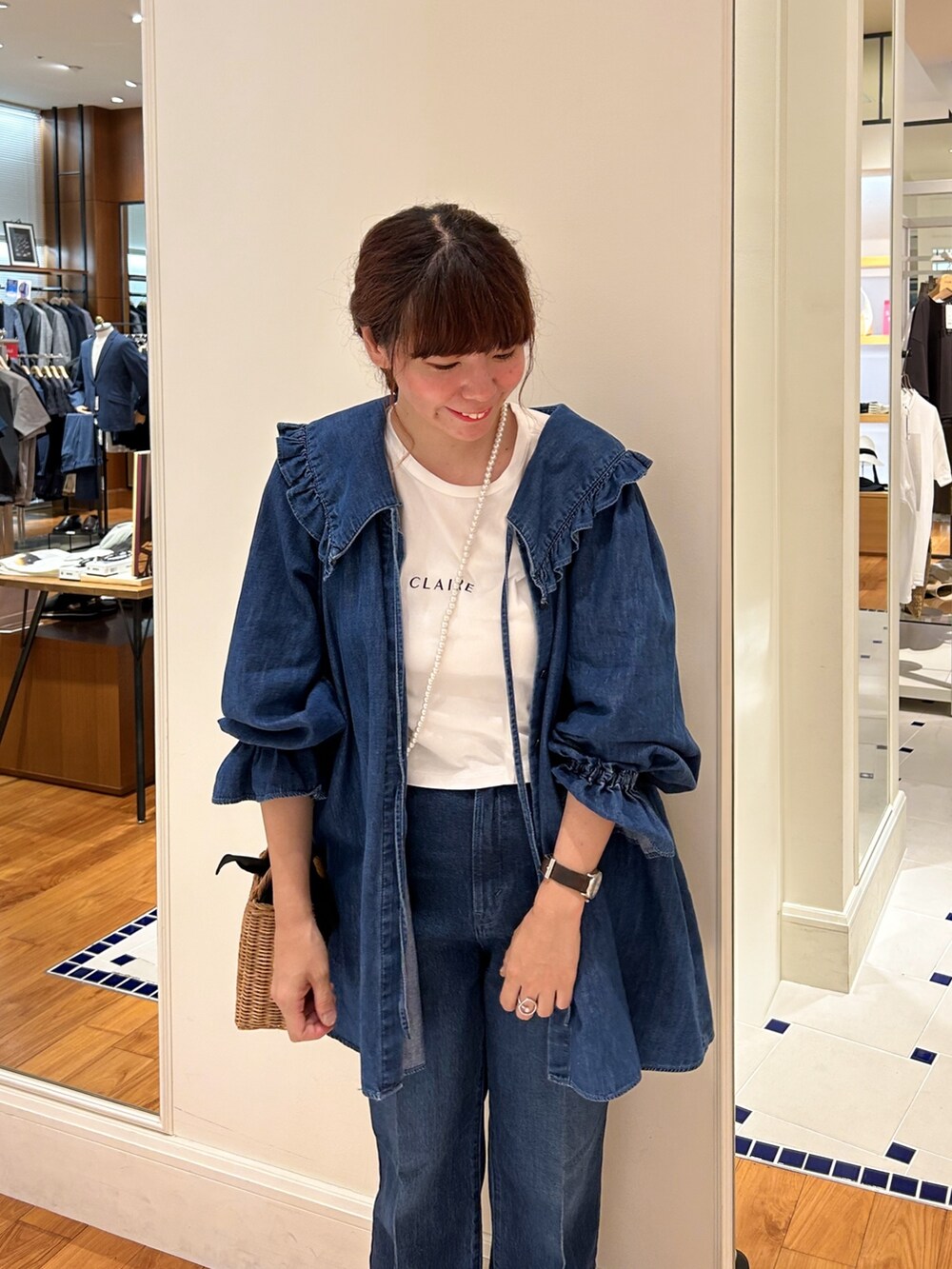 ブルー系のシャツ/ブラウス、ホワイト系のTシャツ/カットソー、ブラック系のサンダルを着用したレディースの夏コーディネートの3枚目の写真