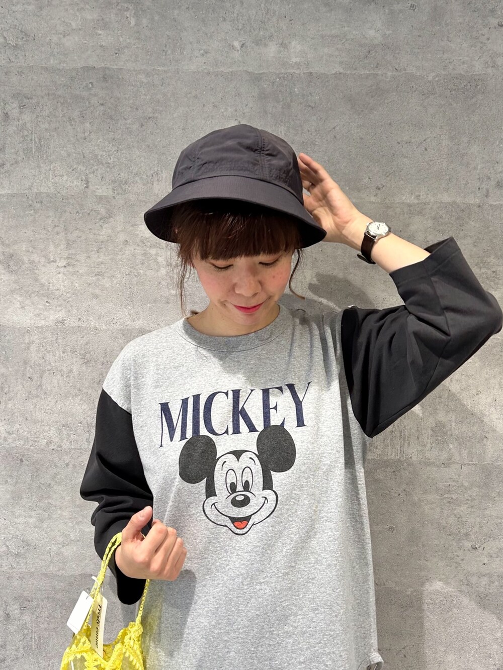 グレー系のTシャツ/カットソー、イエロー系のトートバッグ、ホワイト系のその他パンツを着用したレディースの春コーディネートの2枚目の写真