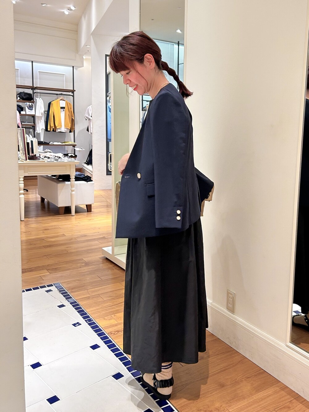 ブルー系のワンピース、ブルー系のテーラードジャケット、その他のトートバッグを着用したレディースの春コーディネートの2枚目の写真