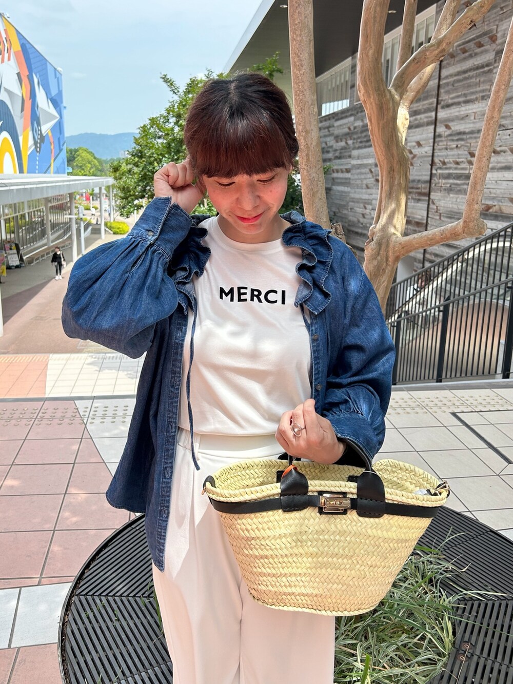 ブルー系のシャツ/ブラウス、ホワイト系のTシャツ/カットソー、ホワイト系のその他パンツを着用したレディースの春コーディネートの3枚目の写真