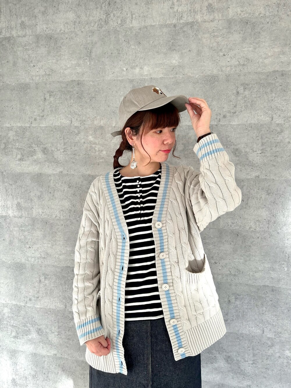 ブルー系のTシャツ/カットソー、グレー系のカーディガン/ボレロ、ブルー系のデニムスカートを着用したレディースの冬コーディネートの3枚目の写真