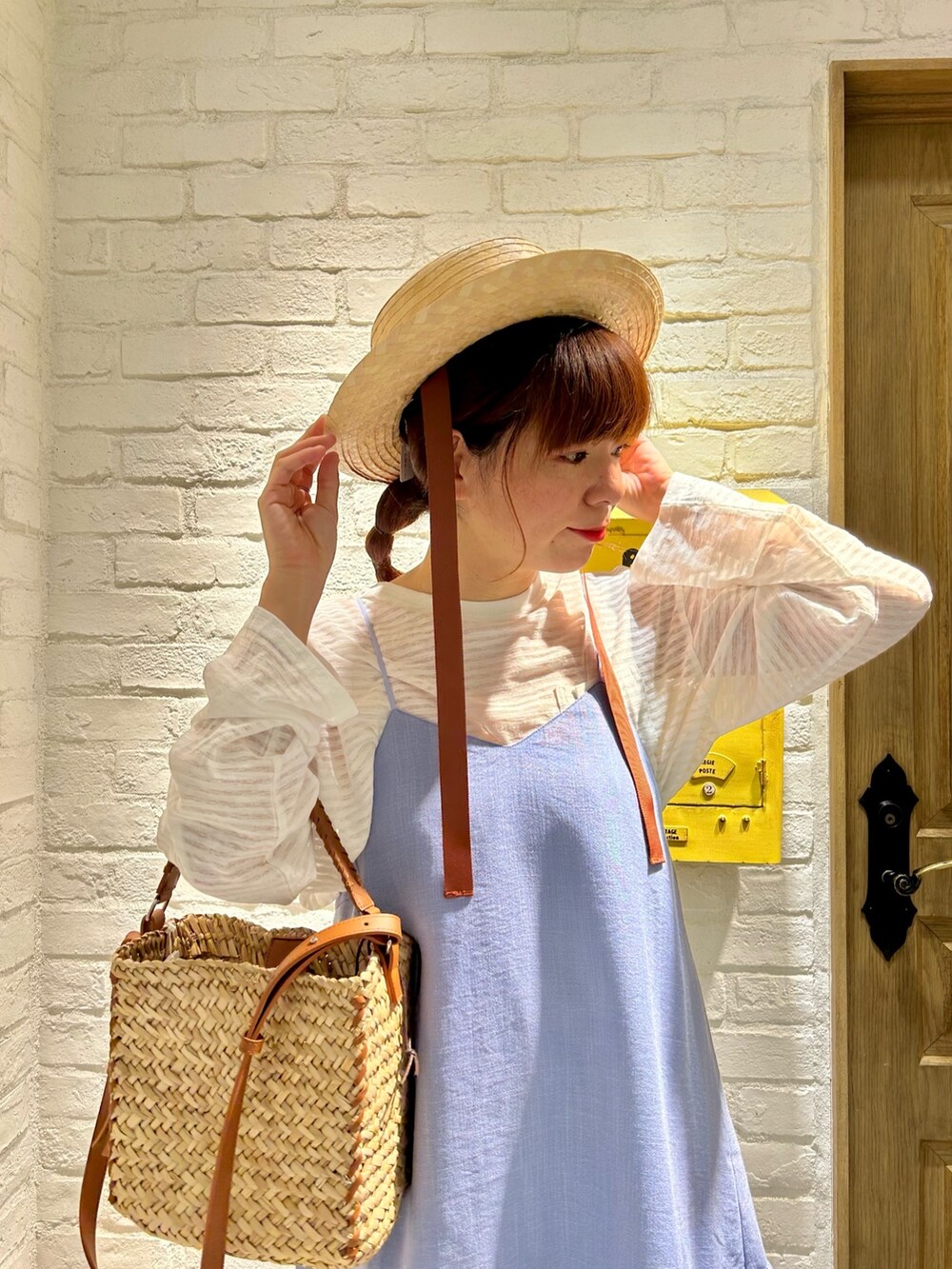 ホワイト系のTシャツ/カットソー、ブルー系のワンピース、イエロー系のショルダーバッグを着用したレディースの春コーディネートの2枚目の写真