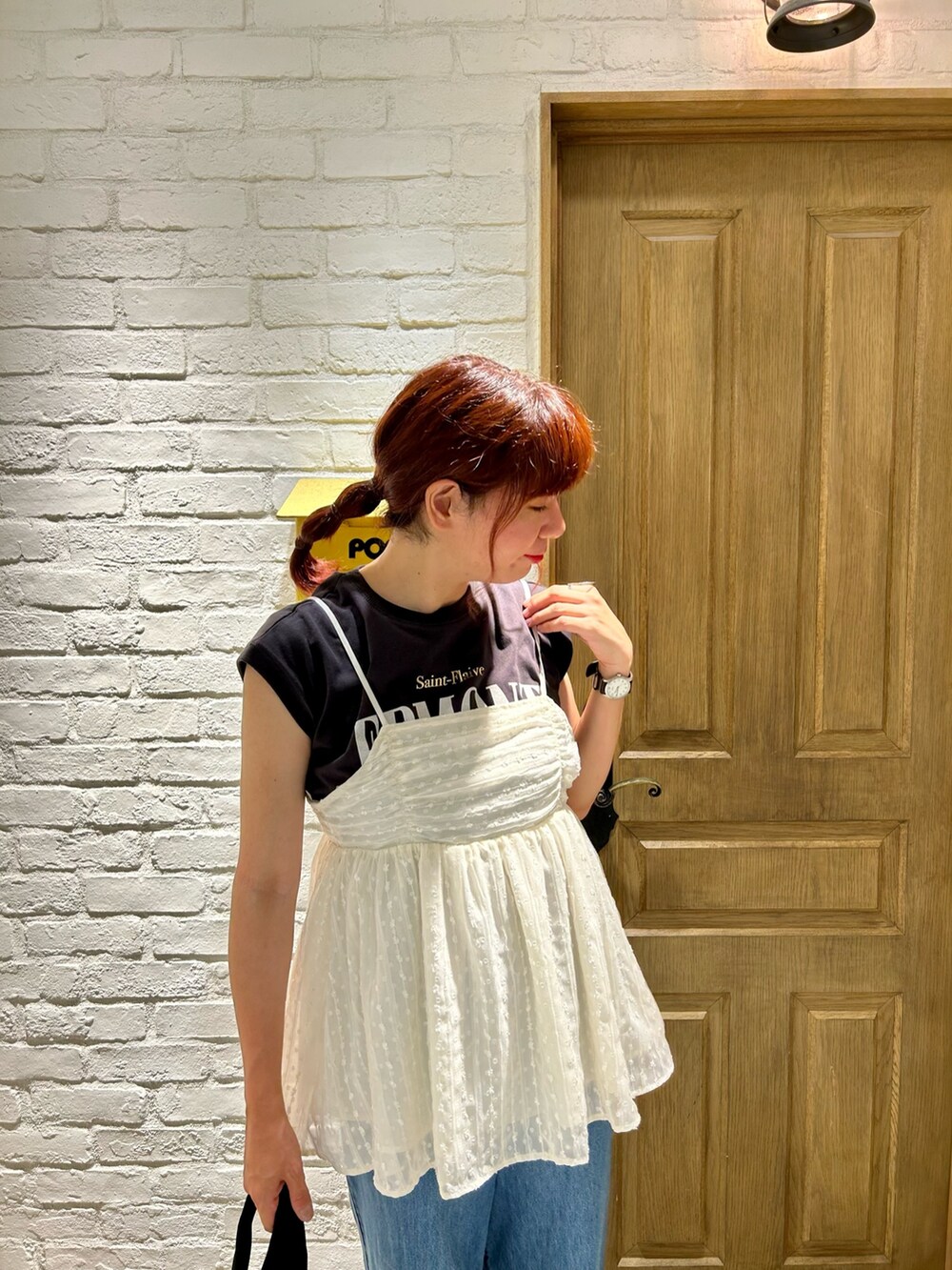 ホワイト系のシャツ/ブラウス、グレー系のTシャツ/カットソー、ブルー系のデニムパンツを着用したレディースの夏コーディネートの2枚目の写真