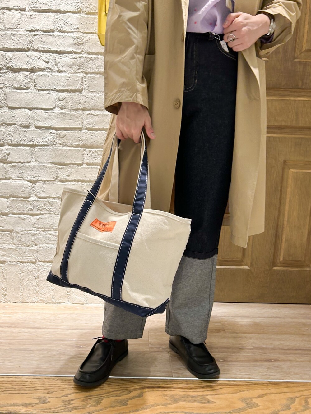 パープル系のシャツ/ブラウス、ブルー系のデニムパンツ、シルバー系のショルダーバッグを着用したレディースの春コーディネートの3枚目の写真