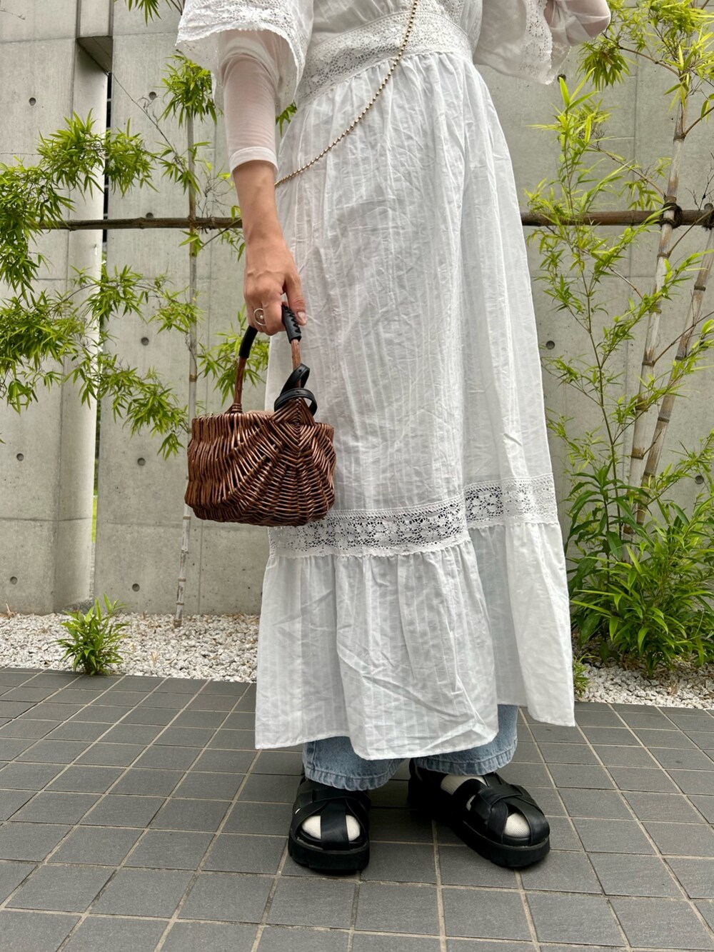 ホワイト系のTシャツ/カットソー、ホワイト系のワンピース、ブラウン系のかごバッグを着用したレディースの夏コーディネートの3枚目の写真