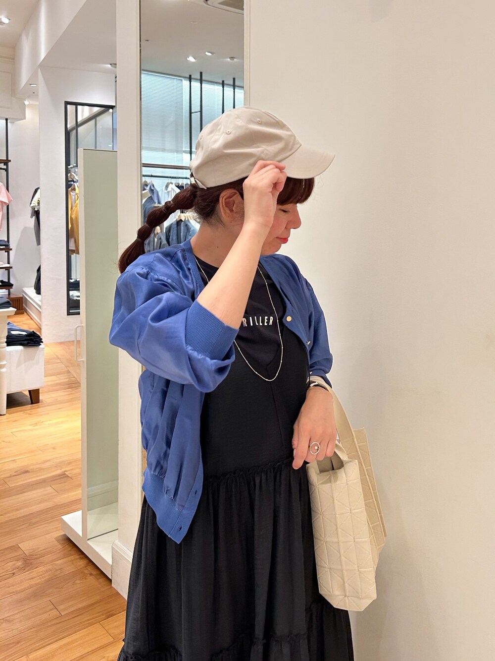 ブルー系のTシャツ/カットソー、ブルー系のカーディガン/ボレロ、ブラック系のワンピースを着用したレディースの夏コーディネートの4枚目の写真