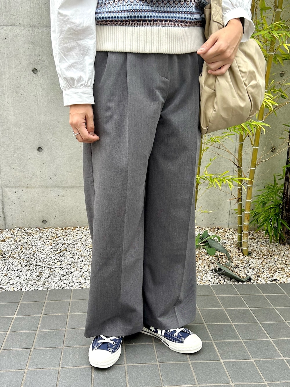 ホワイト系のベスト、ホワイト系のシャツ/ブラウス、ベージュ系のショルダーバッグを着用したレディースの秋コーディネートの3枚目の写真