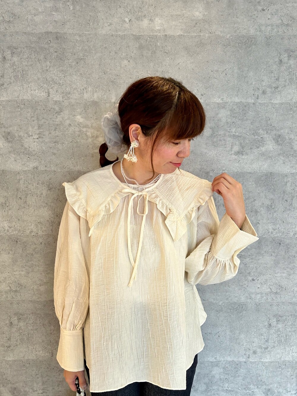 ホワイト系のシャツ/ブラウス、その他のバッグ、ブルー系のデニムパンツを着用したレディースの冬コーディネートの2枚目の写真