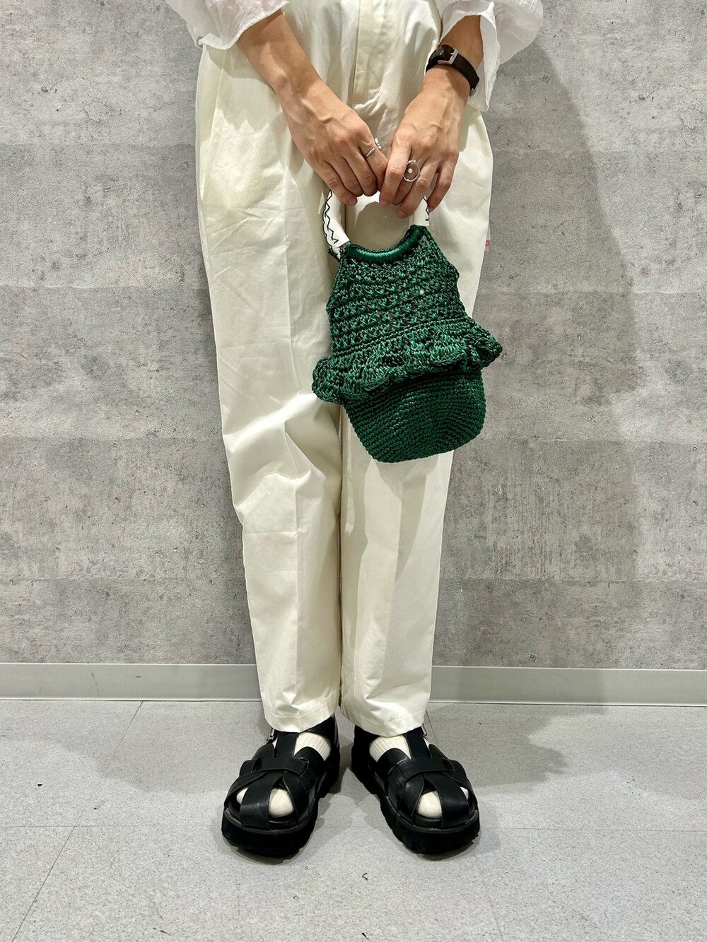 ホワイト系のシャツ/ブラウス、グレー系のTシャツ/カットソー、ホワイト系のその他パンツを着用したレディースの夏コーディネートの3枚目の写真