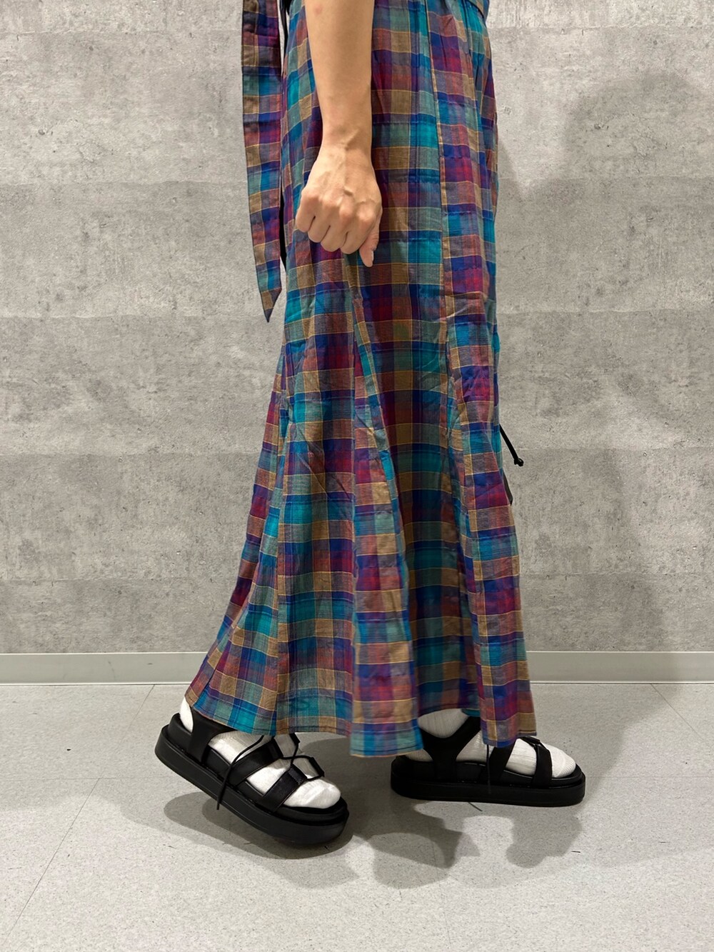 ホワイト系のTシャツ/カットソー、ブルー系のシャツ/ブラウス、ブラック系のボディバッグ/ウエストポーチを着用したレディースの夏コーディネートの3枚目の写真