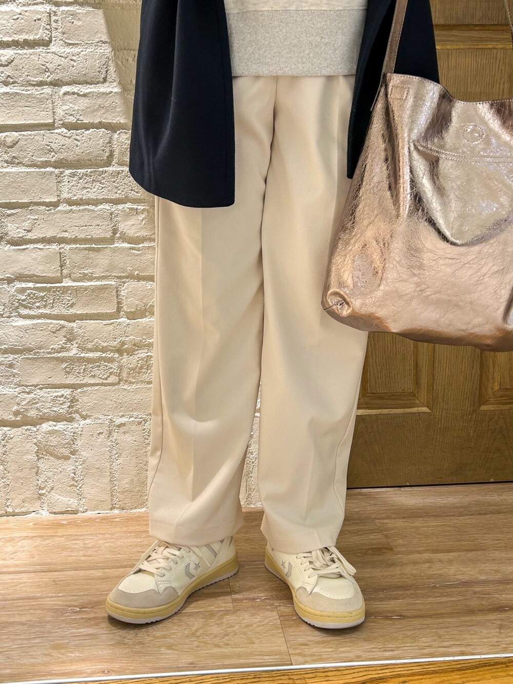 ブルー系のピーコート、グレー系のスウェット、その他のショルダーバッグを着用したレディースの秋コーディネートの3枚目の写真