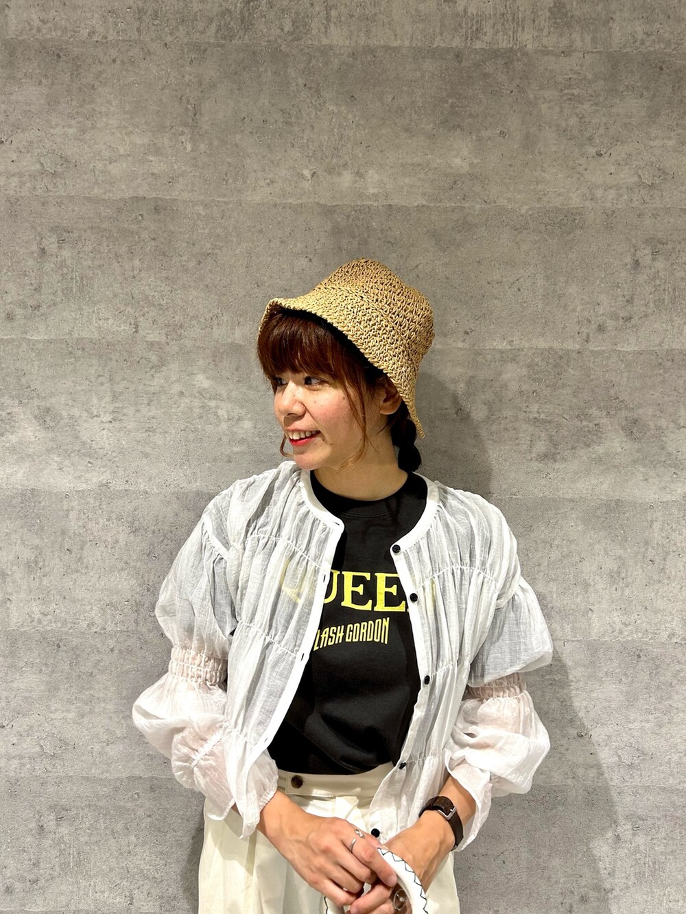 ホワイト系のシャツ/ブラウス、グレー系のTシャツ/カットソー、ホワイト系のその他パンツを着用したレディースの夏コーディネートの2枚目の写真