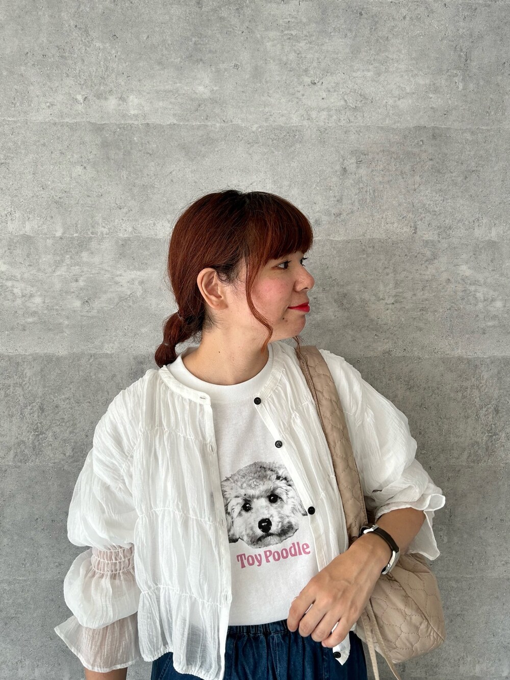 ホワイト系のシャツ/ブラウス、ホワイト系のTシャツ/カットソー、ブルー系のその他パンツを着用したレディースの夏コーディネートの2枚目の写真
