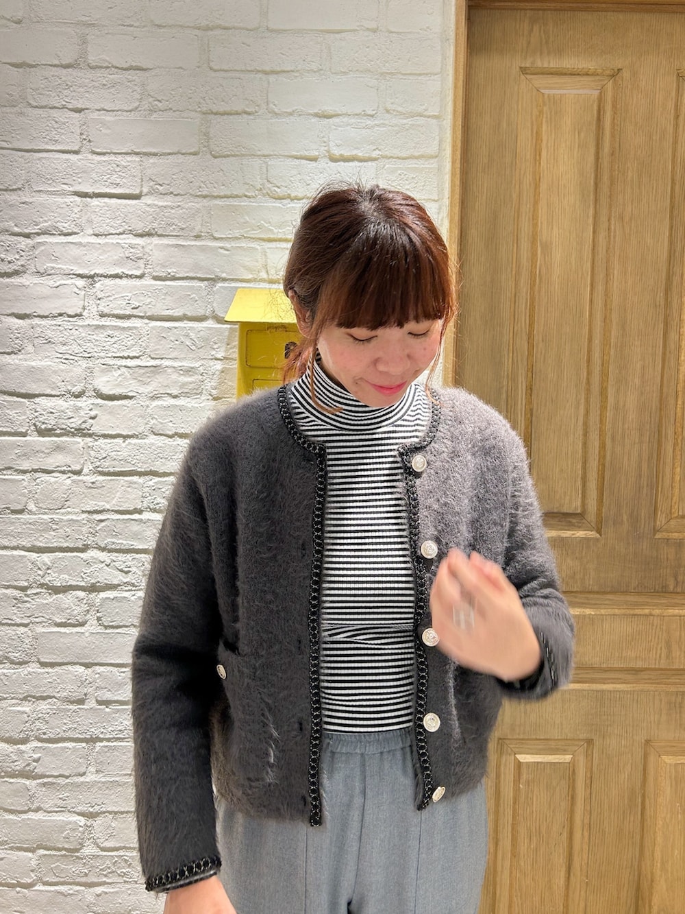 グレー系のカーディガン/ボレロ、ホワイト系のTシャツ/カットソー、グレー系のその他パンツを着用したレディースの冬コーディネートの2枚目の写真