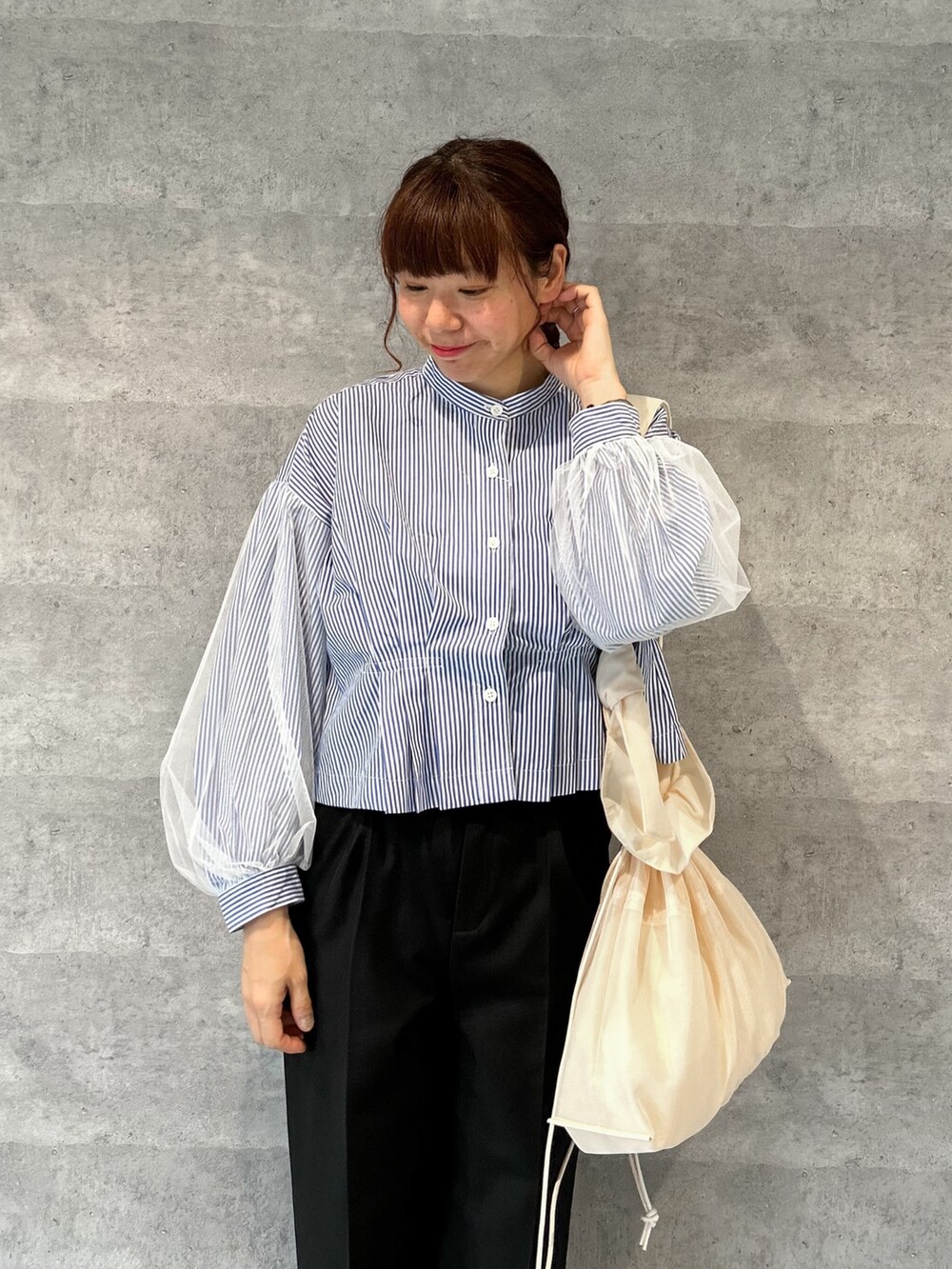 ブルー系のシャツ/ブラウス、ブラック系のその他パンツ、ブラック系のサンダルを着用したレディースの春コーディネートの2枚目の写真