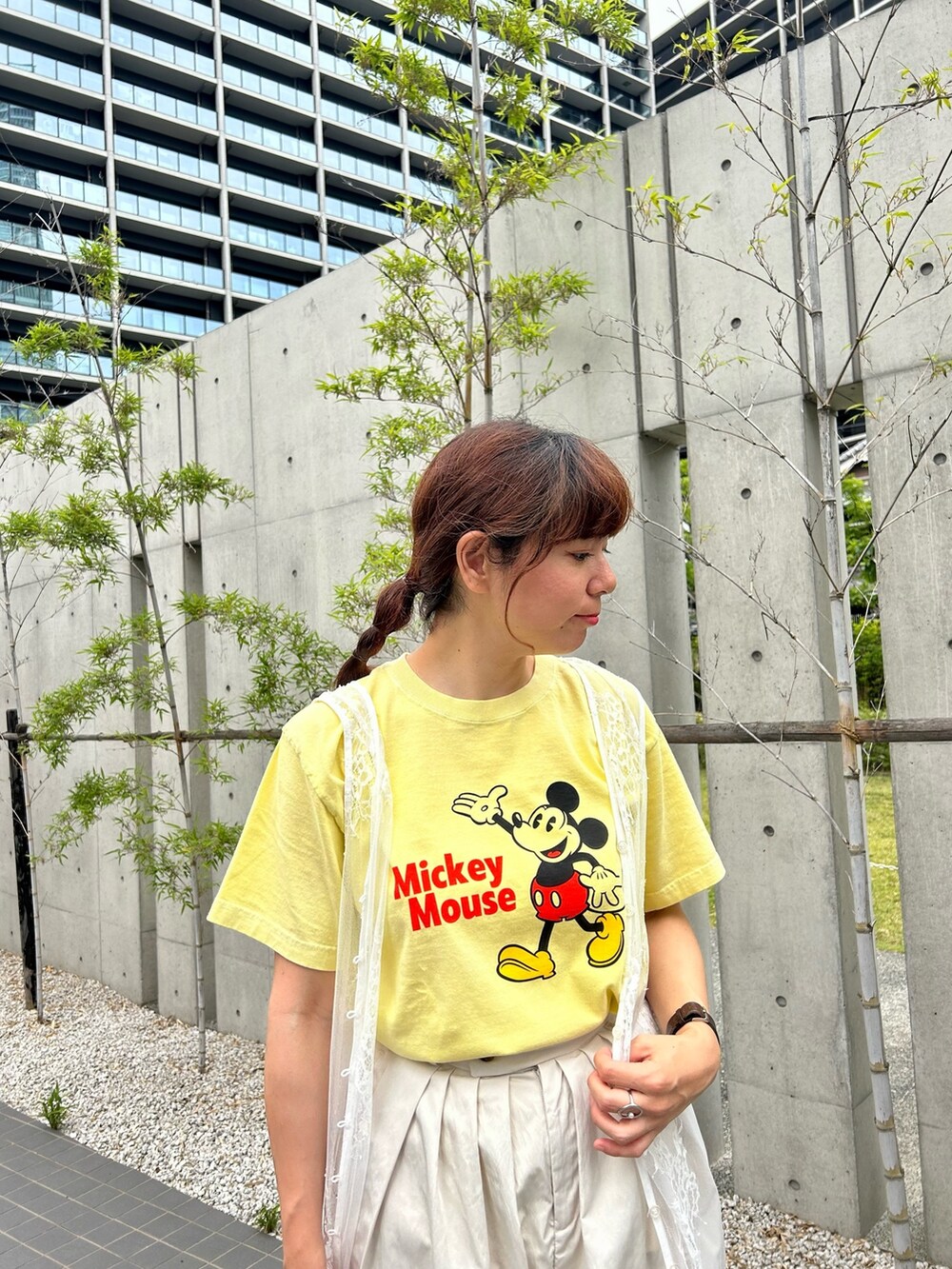 ブラウン系のかごバッグ、ホワイト系のベスト、ホワイト系のその他パンツを着用したレディースの春コーディネートの3枚目の写真