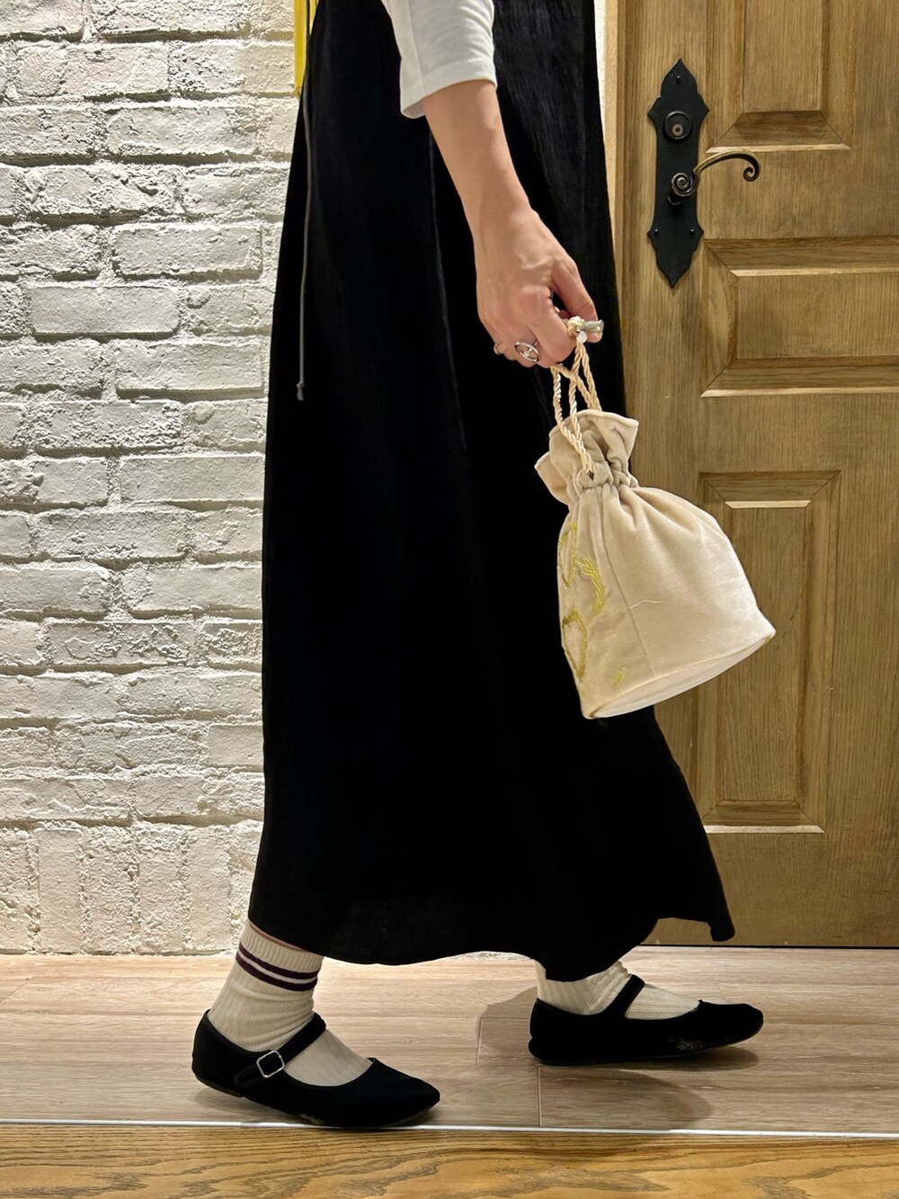 ホワイト系のシャツ/ブラウス、ホワイト系のショルダーバッグ、ホワイト系のTシャツ/カットソーを着用したレディースの夏コーディネートの4枚目の写真